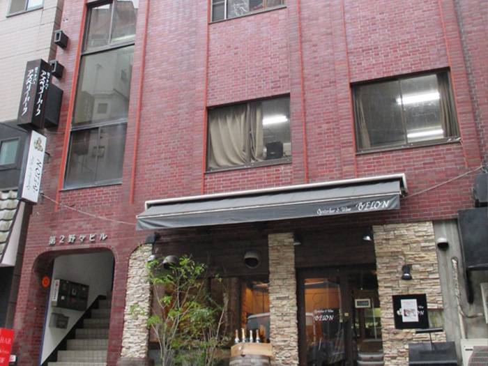 こちらのビルの３階です。